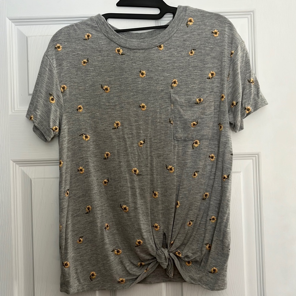 Sunflower pattern front pocket front tie t-shirt
